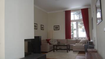 Fernseher, Kamin, Stereoanlage