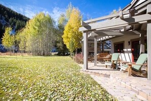 Terrace/patio - Beautiful Sun Valley home, 5 minutes to the everything-skiing, hiking, downtown! (Sun Valley)