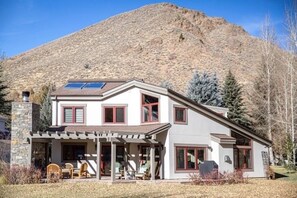 Exterior - Beautiful Sun Valley home, 5 minutes to the everything-skiing, hiking, downtown! (Sun Valley)