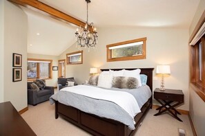 4 bedrooms, travel cot, WiFi, bed sheets - Beautiful Sun Valley home, 5 minutes to the everything-skiing, hiking, downtown! (Sun Valley)