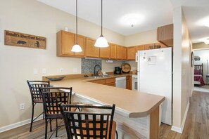 冰箱、微波炉、烤箱、炉灶