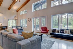 Fernseher, Kamin, DVD-Player, Tischfußball