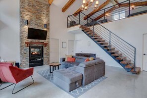 Fernseher, Kamin, DVD-Player, Tischfußball