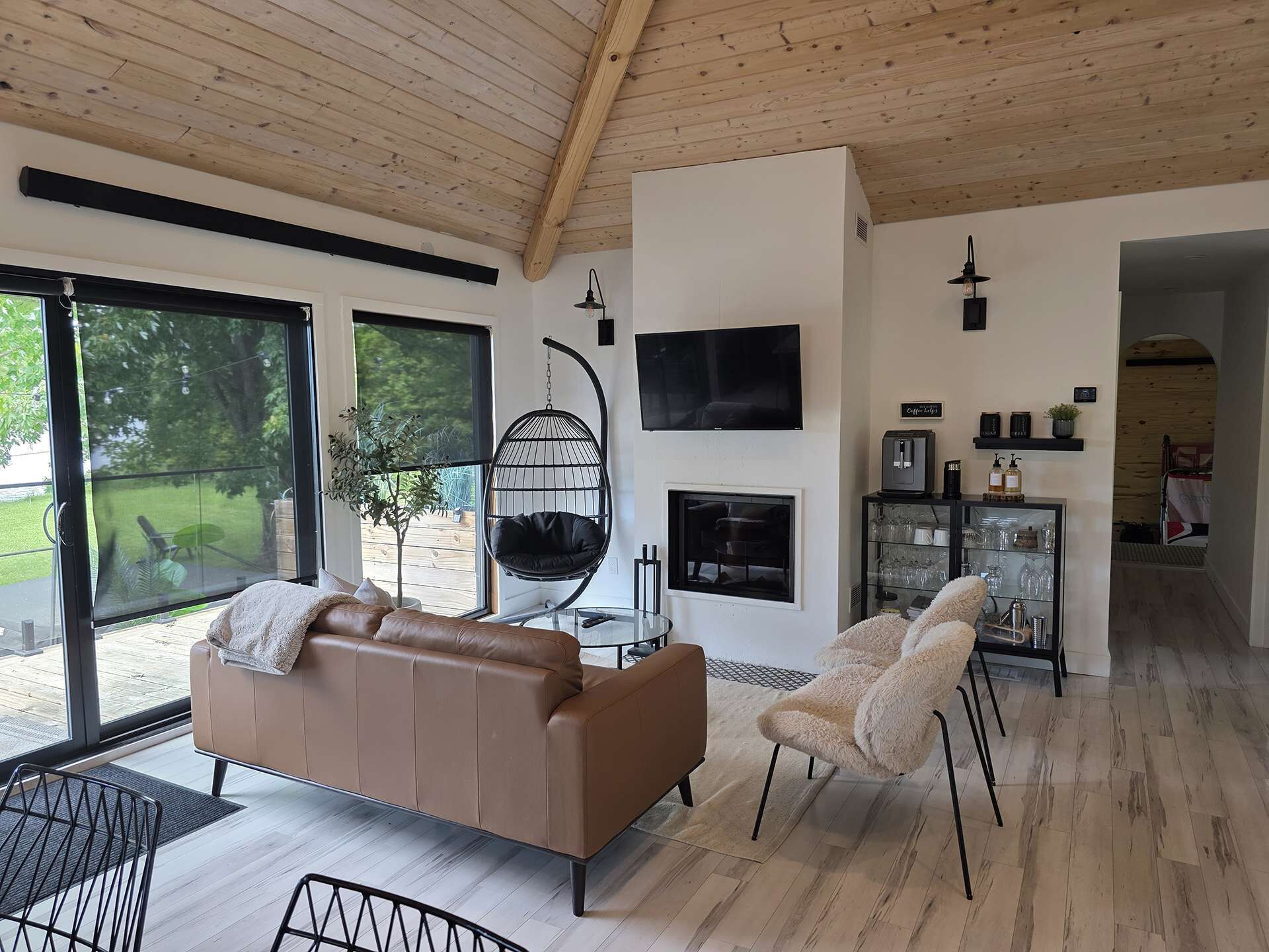 Una televisión, una chimenea, una mesa de tenis de mesa