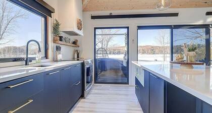 Edge of Lake Lovering - Spa - Chic Shack