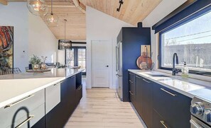 Fridge, microwave, oven, stovetop - Edge of Lake Lovering - Spa - Chic Shack (Memphrémagog)
