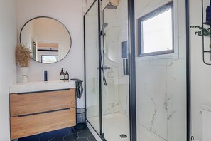 Dusj, hårføner, håndklær og toalettpapir