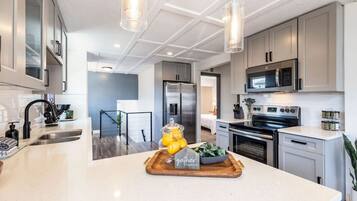 Frigorífico, microondas, horno y placa de cocina