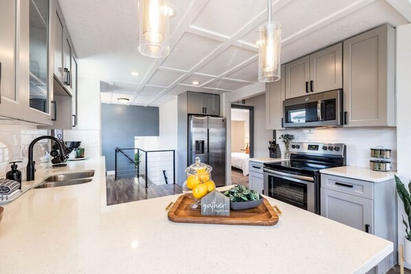 Refrigerador, microondas, horno y parrilla de estufa 