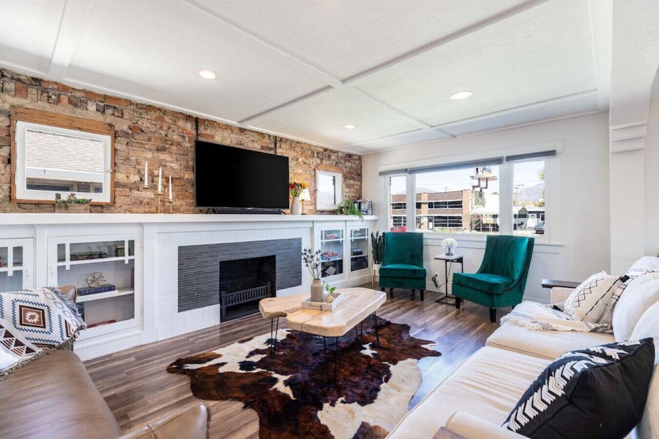 Una Smart TV, una chimenea, una oficina