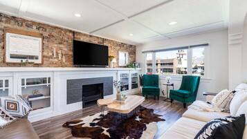 Una Smart TV, una chimenea, una oficina