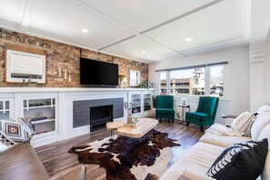 Smart TV, chimenea y oficina 