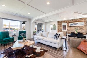 Smart TV, chimenea y oficina 