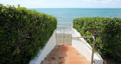 Townhouse, seaview, direct access to beach, sleeps 4, swimming pool!!