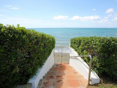 Townhouse, seaview, direct access to beach, sleeps 4, swimming pool!!