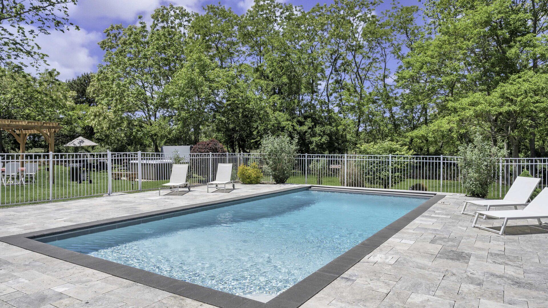 Historic North Fork retreat, large pool, deck, overlooks preserved land,...
