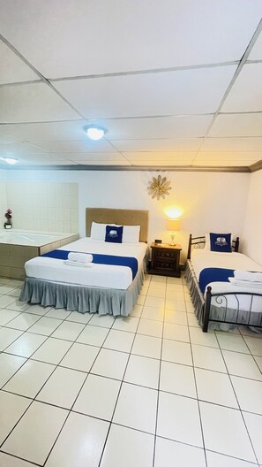 Deluxe Triple Room | Individually decorated, individually furnished, free WiFi, bed sheets - Hostal Clary (León)