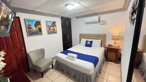Double Room | Individually decorated, individually furnished, free WiFi, bed sheets - Hostal Clary (León)