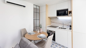 Refrigerador, microondas, horno, placa de cocina