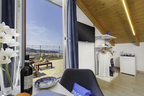 Junior Suite, Sea View | Minibar, desk, free WiFi, bed sheets - Eterea Charming Suites (Sorrento)