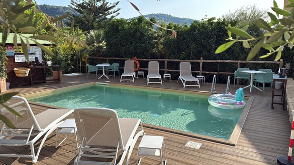 Een seizoensgebonden buitenzwembad