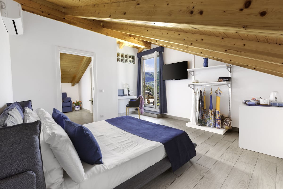 Suite Junior, vista mare | 1 camera, minibar, una scrivania, Wi-Fi gratuito