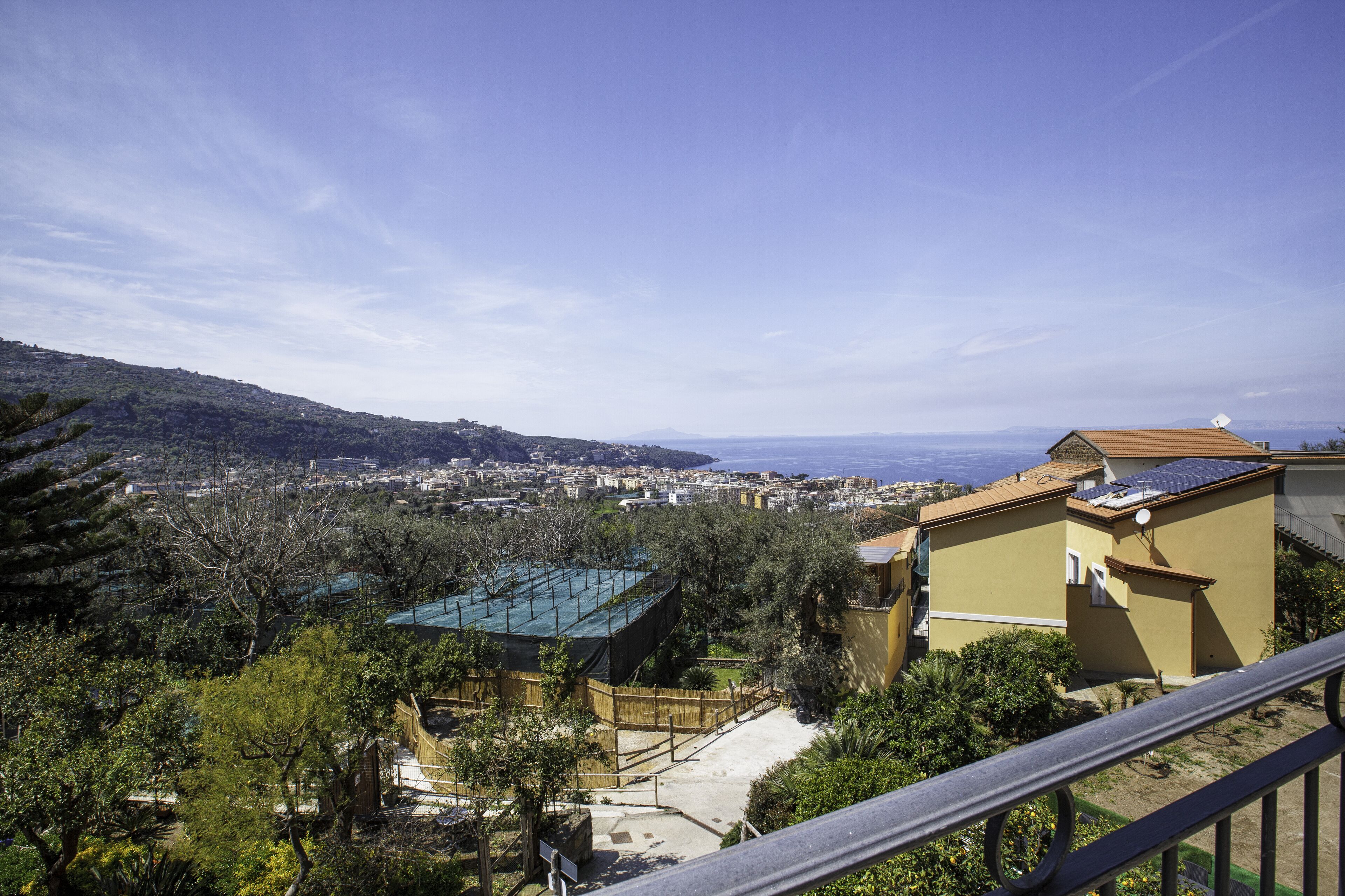 Zona residencial con vistas a un paisaje urbano y colinas al fondo.