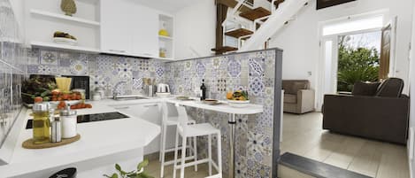 Apartment, Patio | Private kitchen | Coffee/tea maker, electric kettle