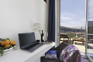 Junior Suite, Sea View | Living area | 32-inch Smart TV with digital channels, TV - Eterea Charming Suites (Sorrento)
