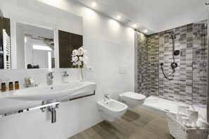 Appartamento, patio | Bagno | Doccia, set di cortesia gratuito, asciugacapelli, bidet