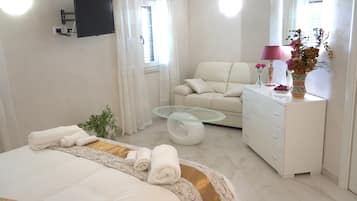 2 bedrooms, in-room safe, iron/ironing board, free WiFi