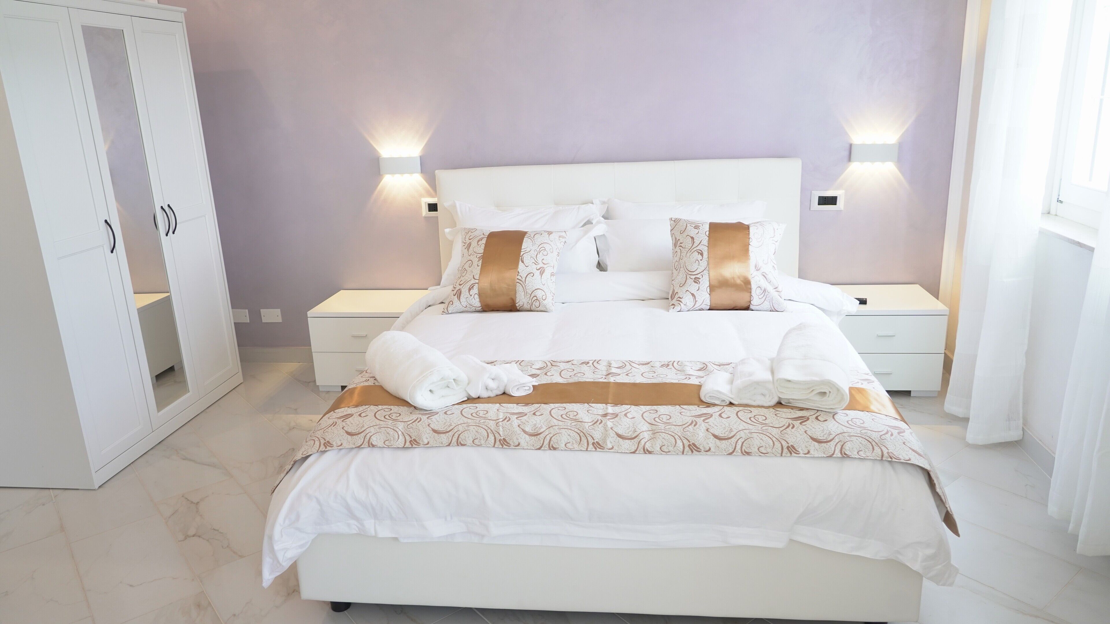 2 makuuhuonetta, tallelokero huoneessa, silitysrauta/-lauta