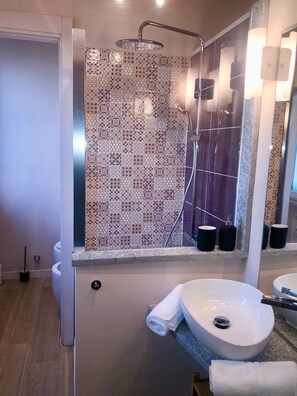 Dusche, Haartrockner, Bidet, Handtücher