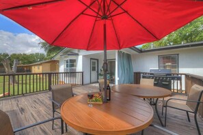Outdoor dining - Stylish Abode | Minutes to Main St! (Fredericksburg)