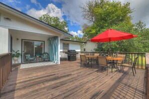 Outdoor dining - Stylish Abode | Minutes to Main St! (Fredericksburg)