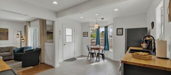 Elegant & Stylish | Glenmoor Abode | 5 min to Town