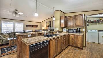 Fridge, microwave, stovetop, dishwasher