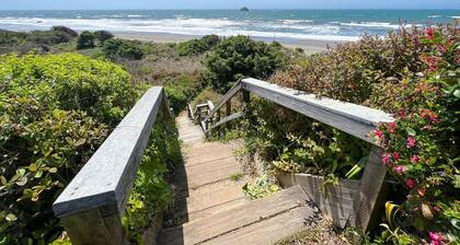 Sunset Shore Retreats Ocean Front "Cozy Seal Slumber"