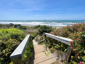On the beach - Sunset Shore Retreats Ocean Front  "Cozy Seal Slumber" (Smith River)