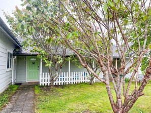 Property grounds - Sunset Shore Retreats Ocean Front  "Cozy Seal Slumber" (Smith River)