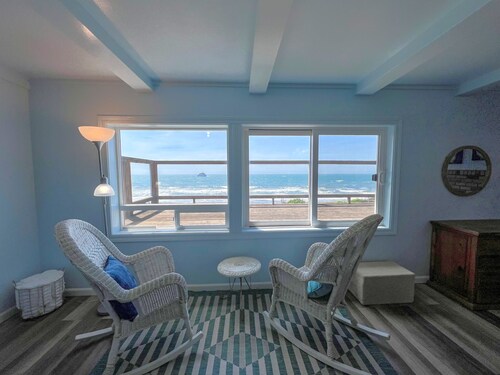 Sunset Shore Retreats "Ocean Front" "The Whale Watcher"
