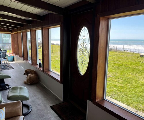 Sunset Shore Retreats "Ocean Front" "The Whale Watcher"