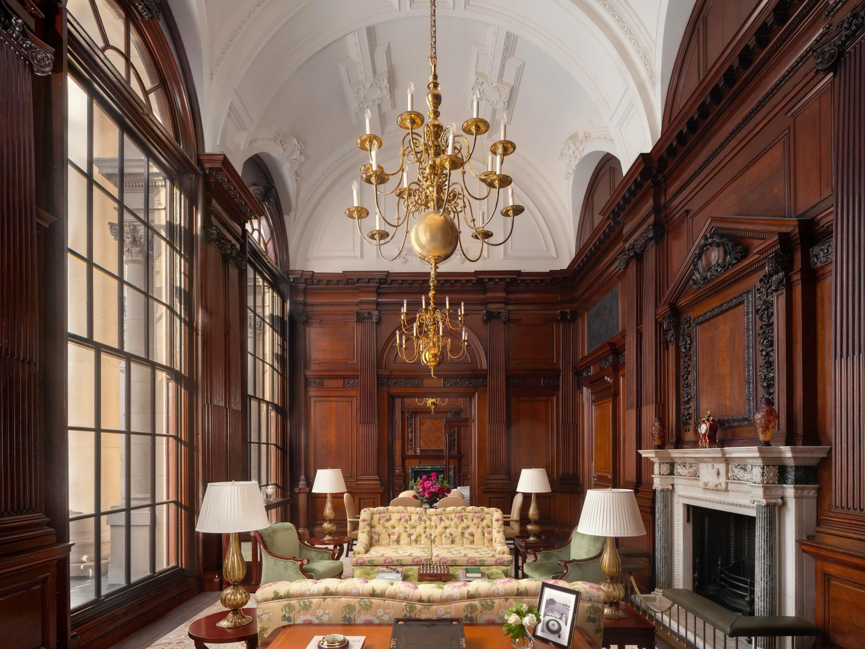 高級寝具、羽毛の掛け布団、低反発ベッド、ミニバー