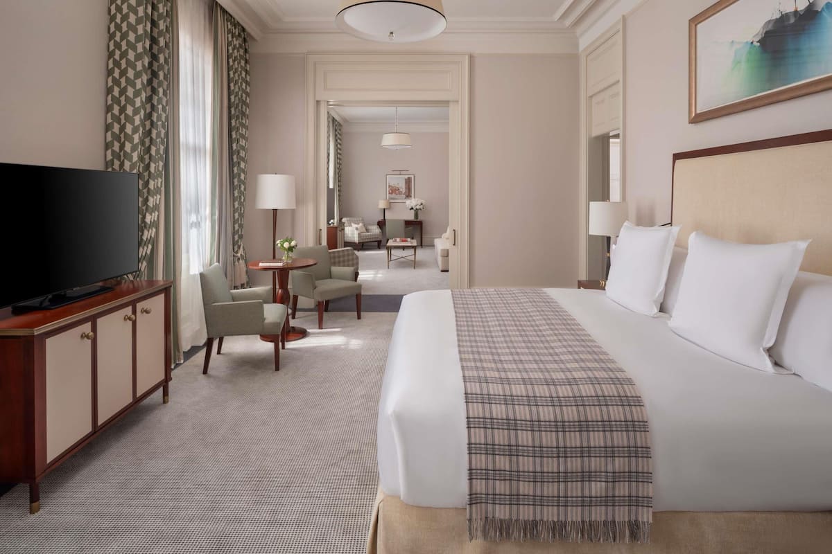 Suite (Ministerial) | Seprai premium, selimut bulu angsa, busa memori, dan minibar