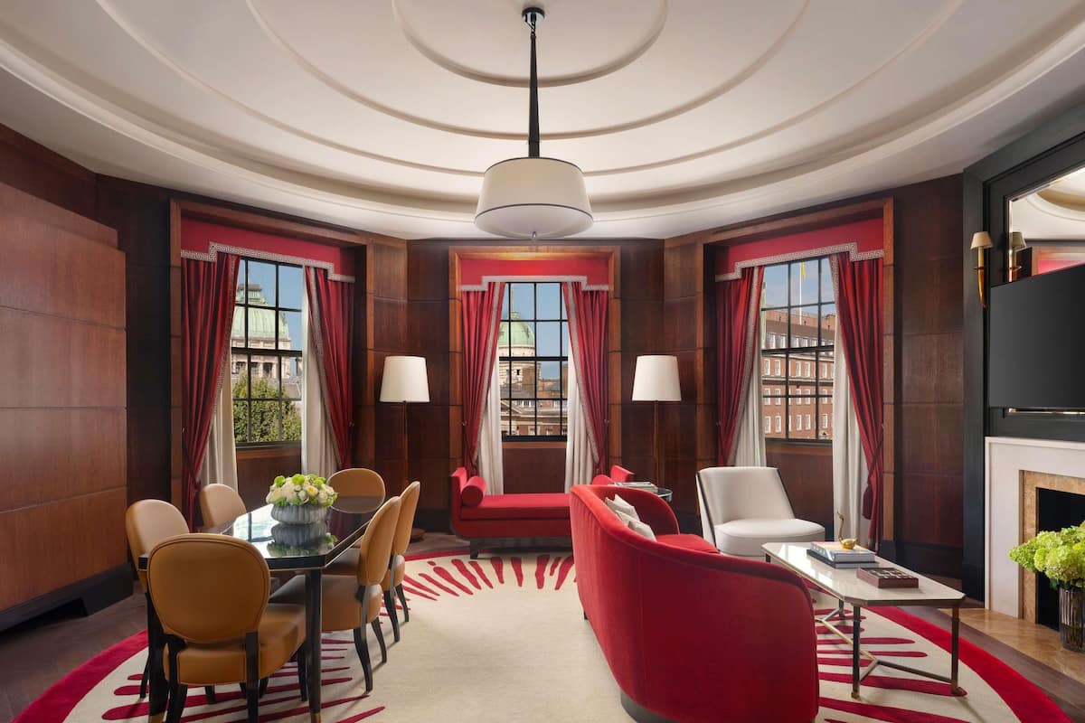 Suite, sudut | Seprai premium, selimut bulu angsa, busa memori, dan minibar