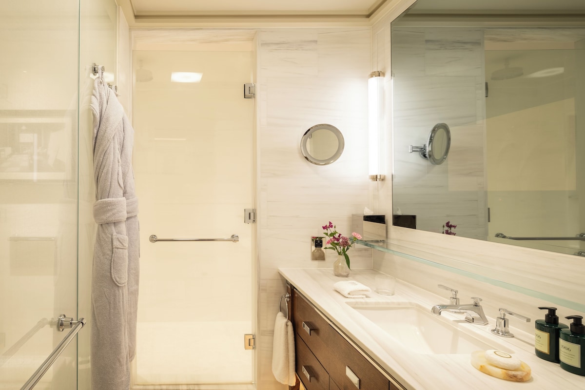 Executive Room | Bathroom | Rainfall showerhead, designer toiletries, hair dryer, bathrobes