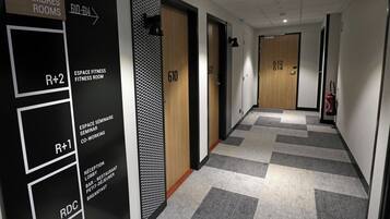 Meja, Wi-fi percuma, cadar katil