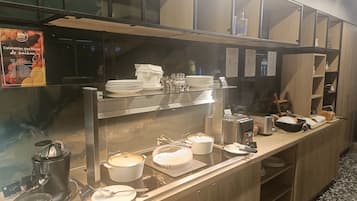 Petit déjeuner buffet (12.9 EUR par personne)