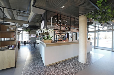 Bar (on property). Ibis Bourgoin Jallieu Medipole
