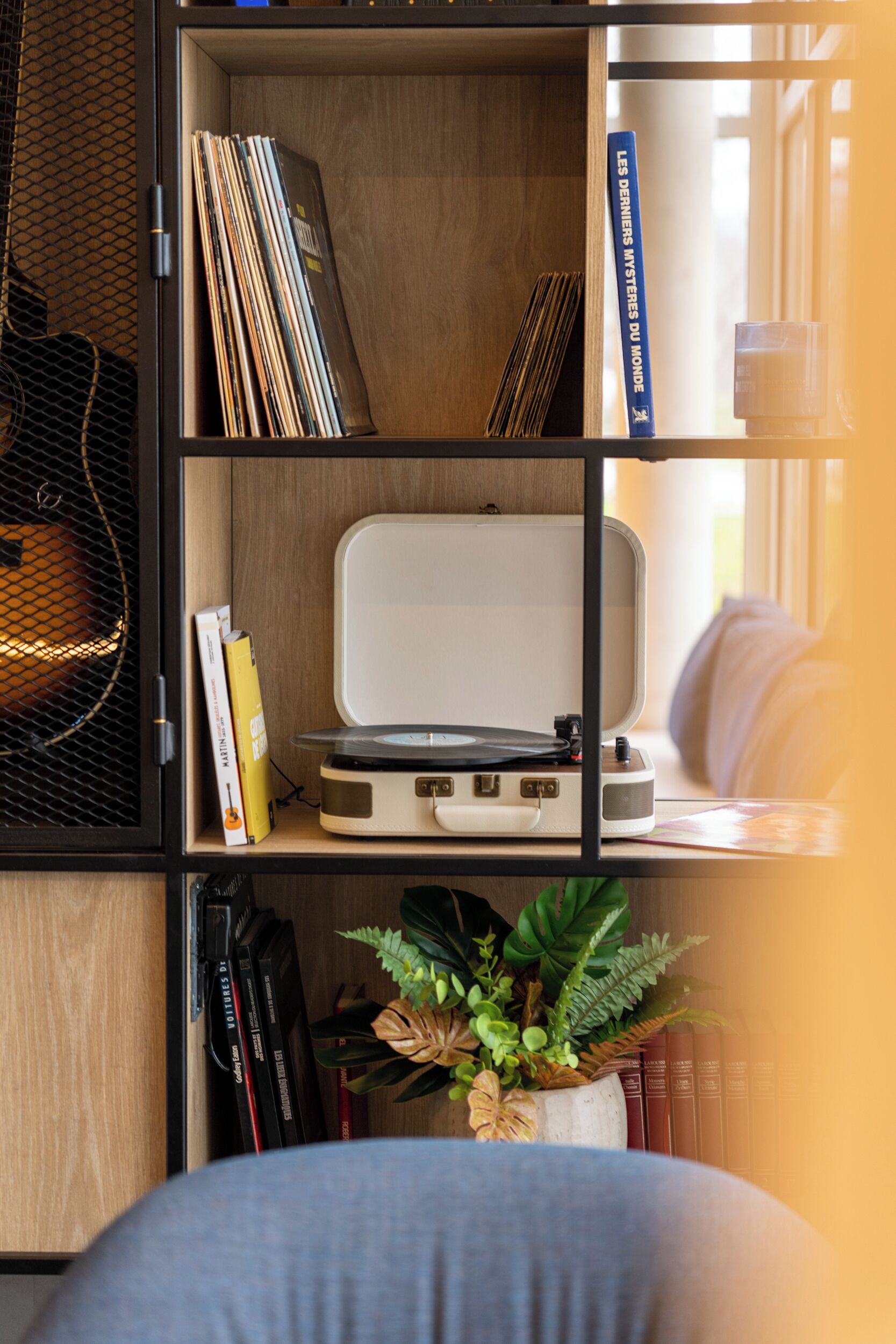 Una estantería con discos de vinilo, un tocadiscos y libros.